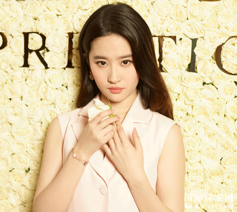 艾米莉亚克拉克(Emilia Clarke)演绎迪奥高级珠