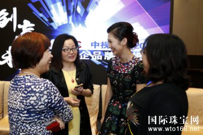 晶石灵彩宝何总(中)与北京中视电传传媒广告有限公司董事长李学慧
