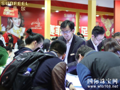 “赛菲尔万足金婚纱”引领时尚潮流