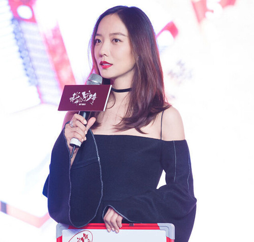 王珞丹佩戴万宝龙格蕾丝王妃系列珠宝出席电影发布会