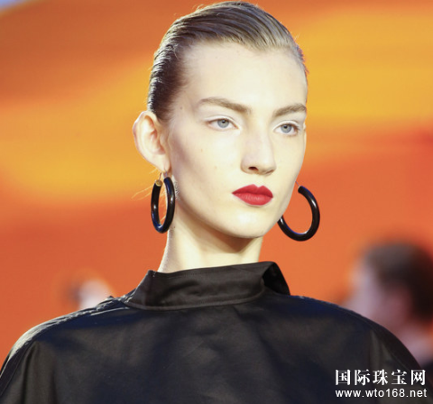 珠宝时尚资讯|万年不变的Hoop耳环又有新流行！这货究竟什么来路