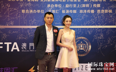 百泰*饰亮相第二届亚洲新媒体电影节颁奖盛典红毯走秀