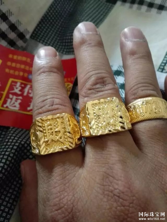 金六福珠宝|为什么男士戴金饰老是戴出暴发户的感觉呢