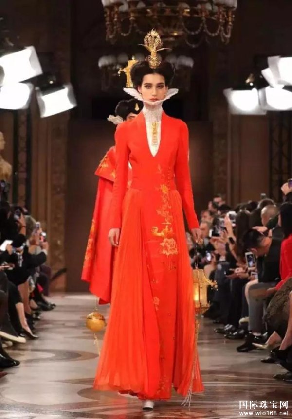 萃华珠宝携手HeavenGaia亮相巴黎时装周