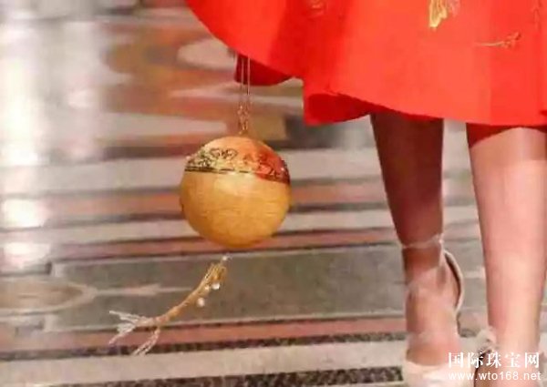 萃华珠宝携手HeavenGaia亮相巴黎时装周