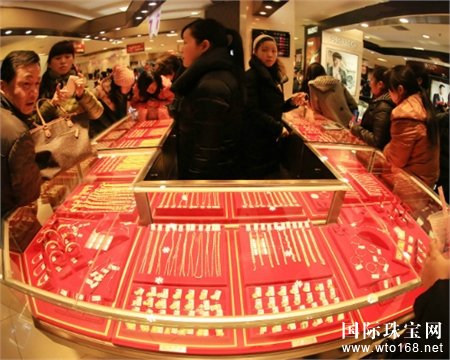 周大福珠宝集团日前公布截至本年9月底的六个月中期业绩，盈利升45.6%至17.8亿港元，预期行业将返回稳健且可持续的增长。 