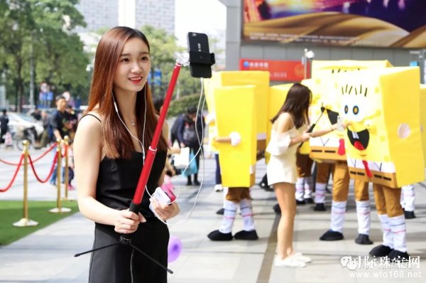 “快闪直播狂欢节”周六福新店亮相深圳南山茂业