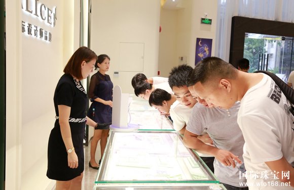 嘉宾参观珠宝