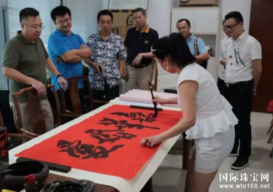 香港著名画家蔡布谷莅临嘉华珠宝并题字赠书