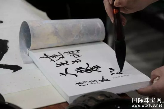 香港著名画家蔡布谷莅临嘉华珠宝并题字赠书