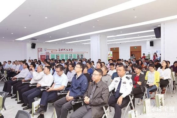 “梧桐讲堂”正式开讲，百泰*饰先进代表获邀参加