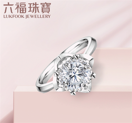 六福珠宝爱很美系列放闪车花尽显现代女性的高雅和自信
