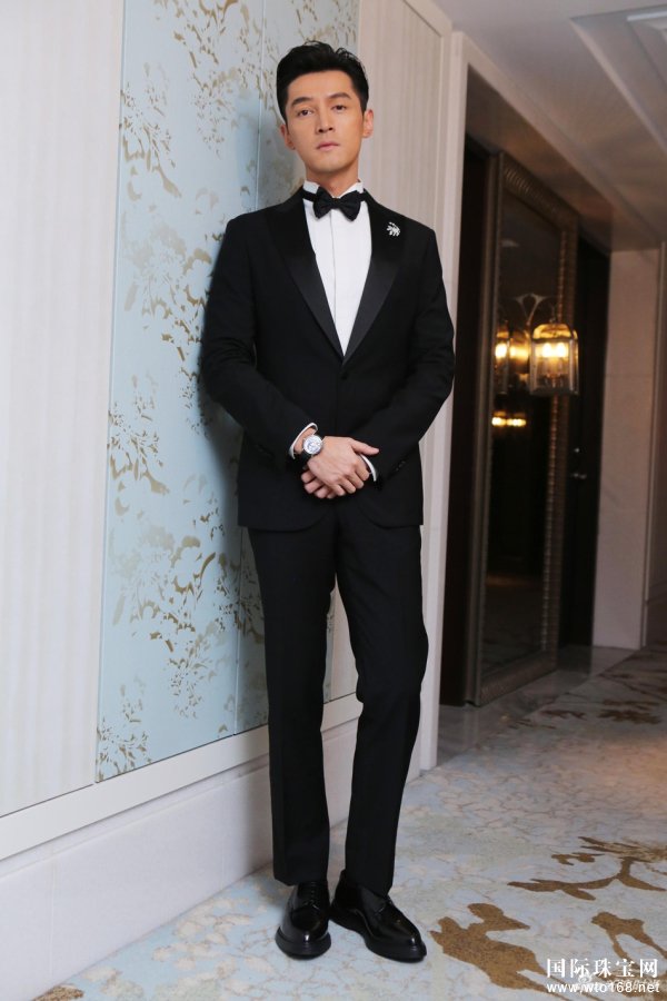胡歌亮相金马奖颁奖典礼黑色晚礼服儒雅绅士令人心动
