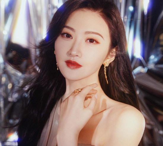 景甜佩戴piaget伯爵rose系列珠宝绽放优雅风姿